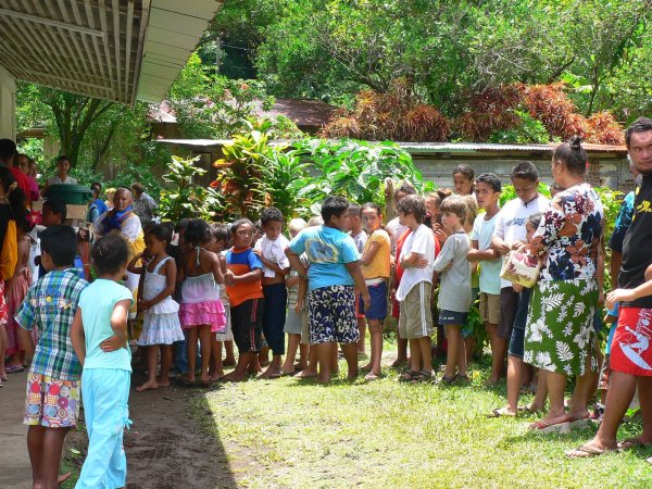 31- Les enfants font la queue pour le repas de mariage 